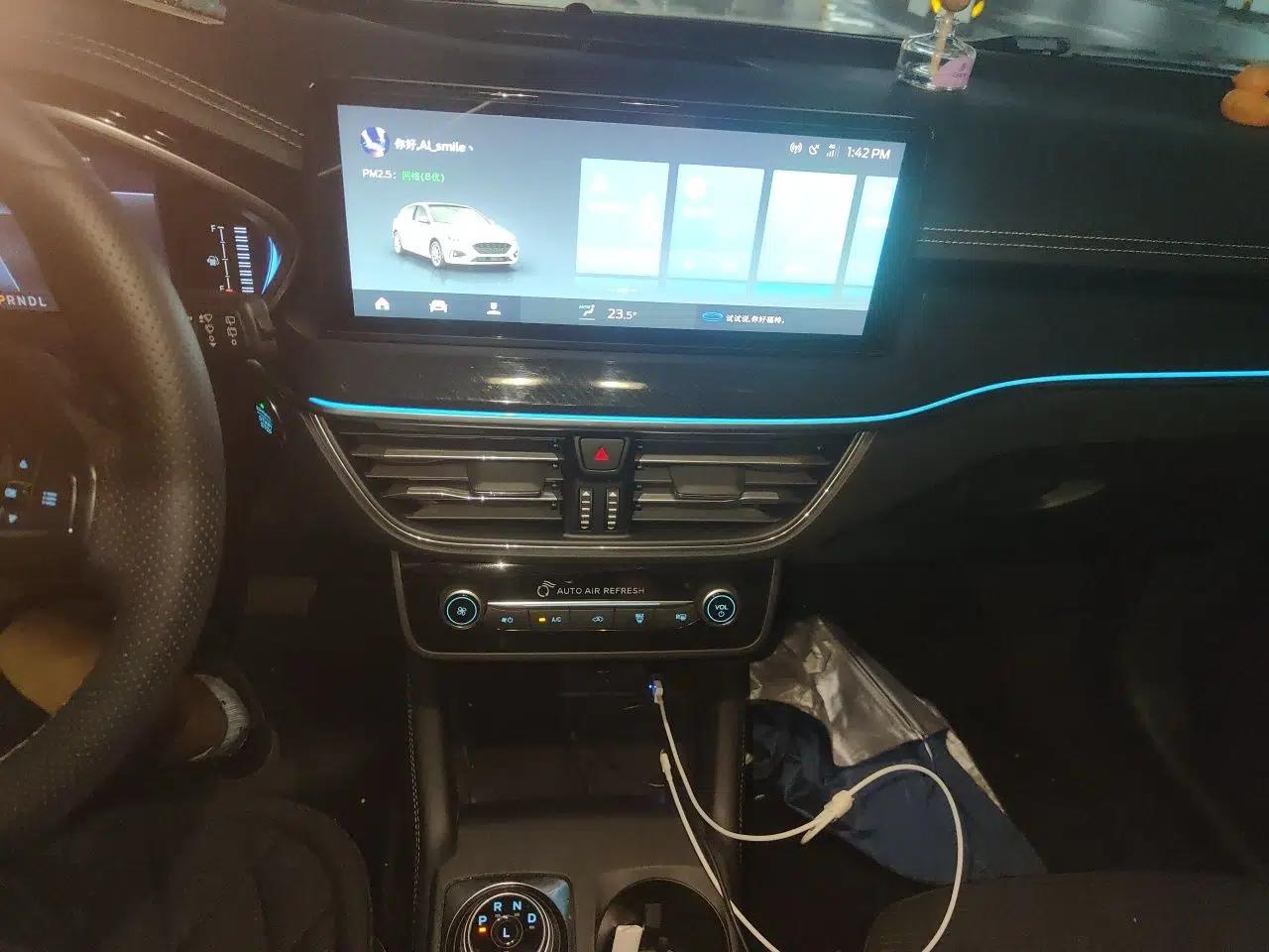 Ford Focus 2021 Hatchback EcoBoost 180 Automatic Titanium Edition — миниатюра 13