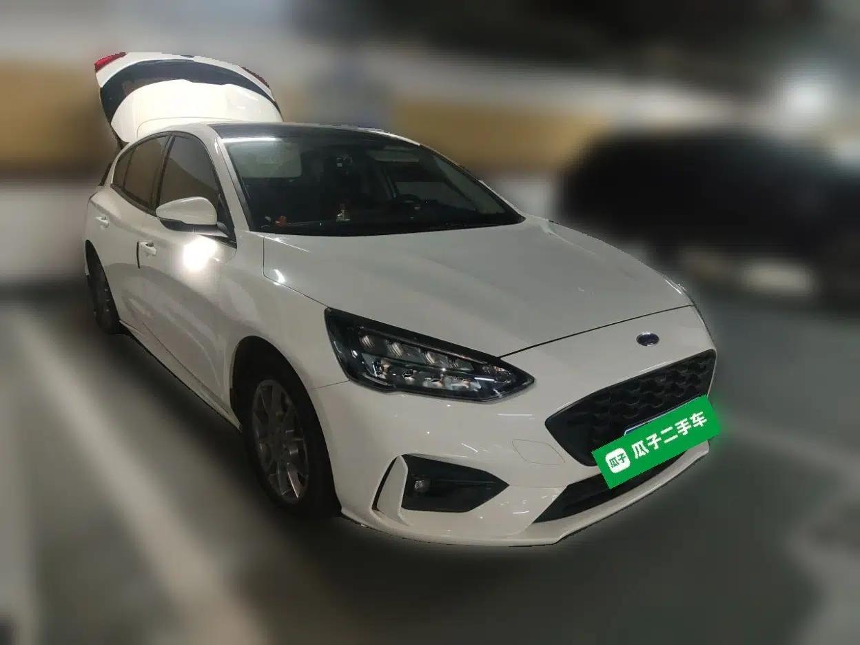 Ford Focus 2021 Hatchback EcoBoost 180 Automatic Titanium Edition — миниатюра 3