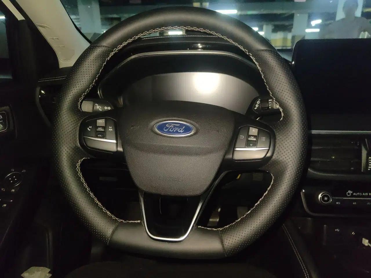 Ford Focus 2021 Hatchback EcoBoost 180 Automatic Titanium Edition — миниатюра 10