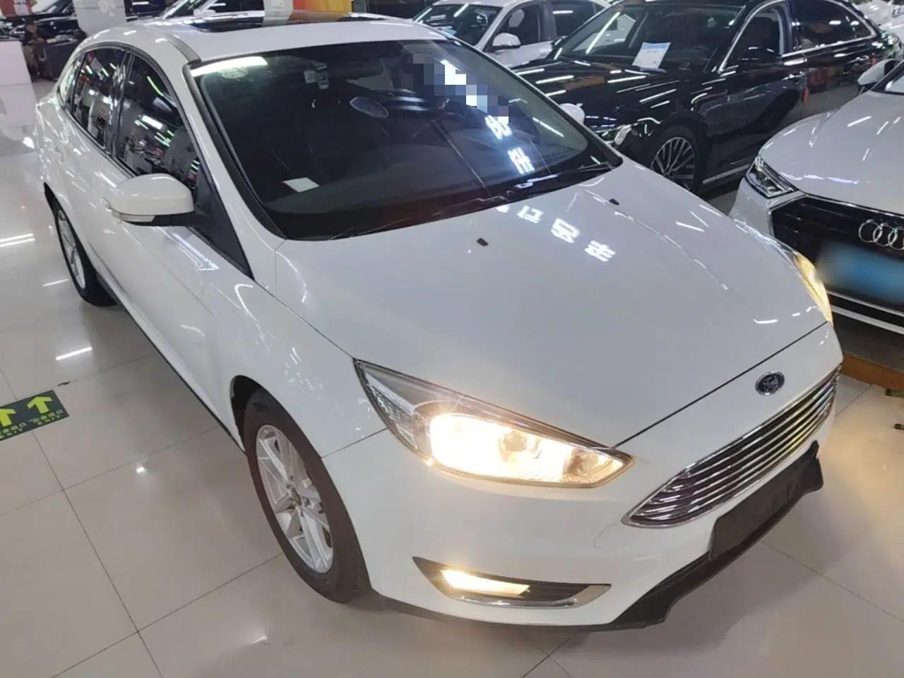 Ford Focus 2017 Sedan 1.6L Automatic Fashion Edition Smart Drive Version — миниатюра 3