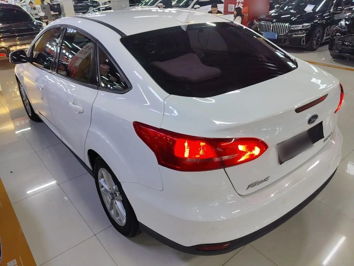 Ford Focus 2017 Sedan 1.6L Automatic Fashion Edition Smart Drive Version — миниатюра 4