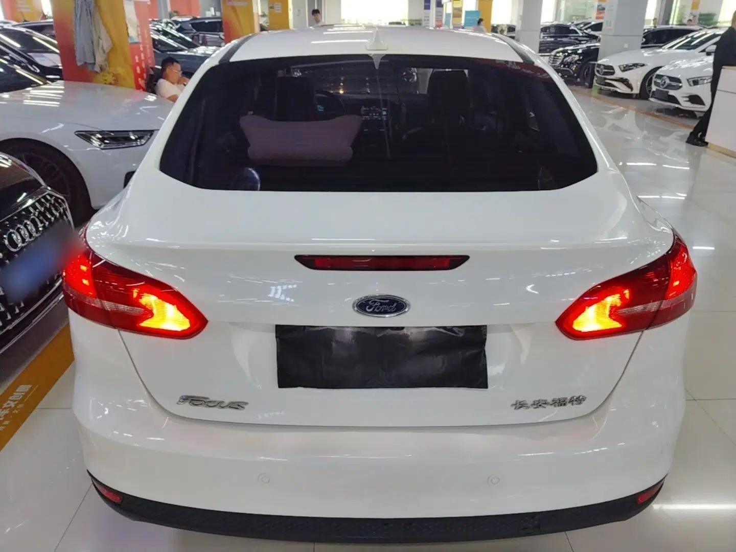 Ford Focus 2017 Sedan 1.6L Automatic Fashion Edition Smart Drive Version — миниатюра 5