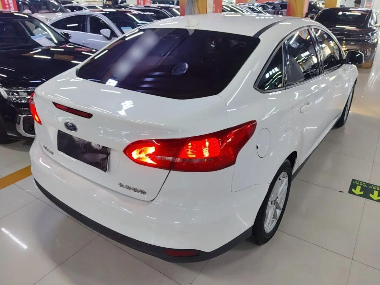 Ford Focus 2017 Sedan 1.6L Automatic Fashion Edition Smart Drive Version — миниатюра 6