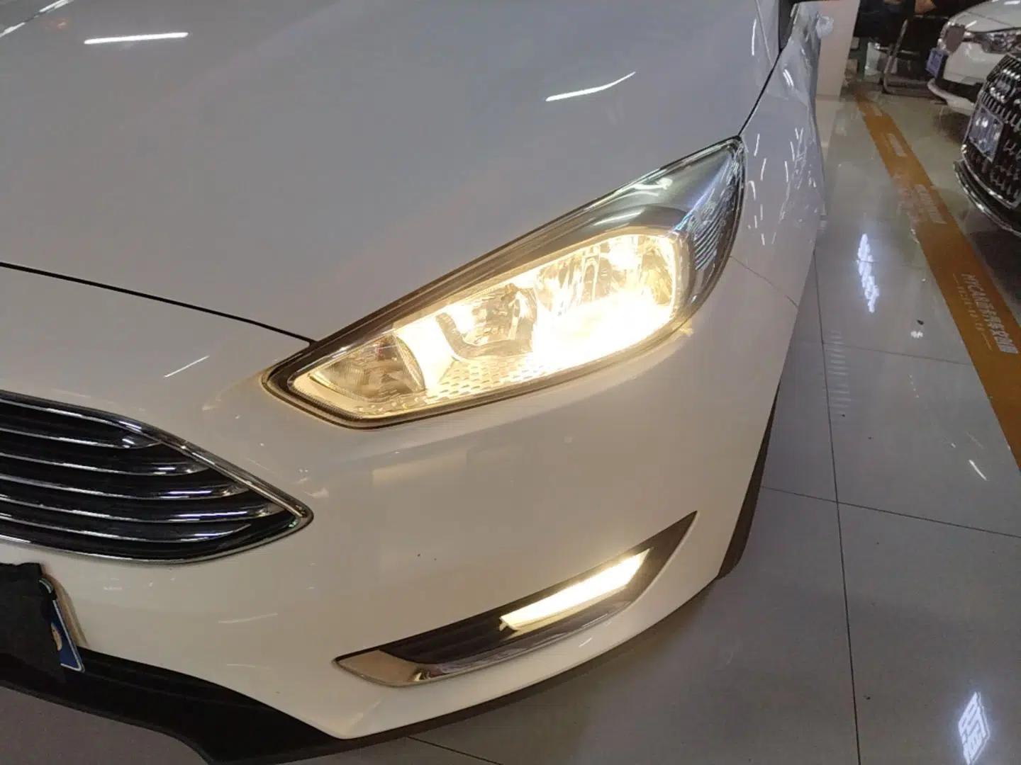 Ford Focus 2017 Sedan 1.6L Automatic Fashion Edition Smart Drive Version — миниатюра 8