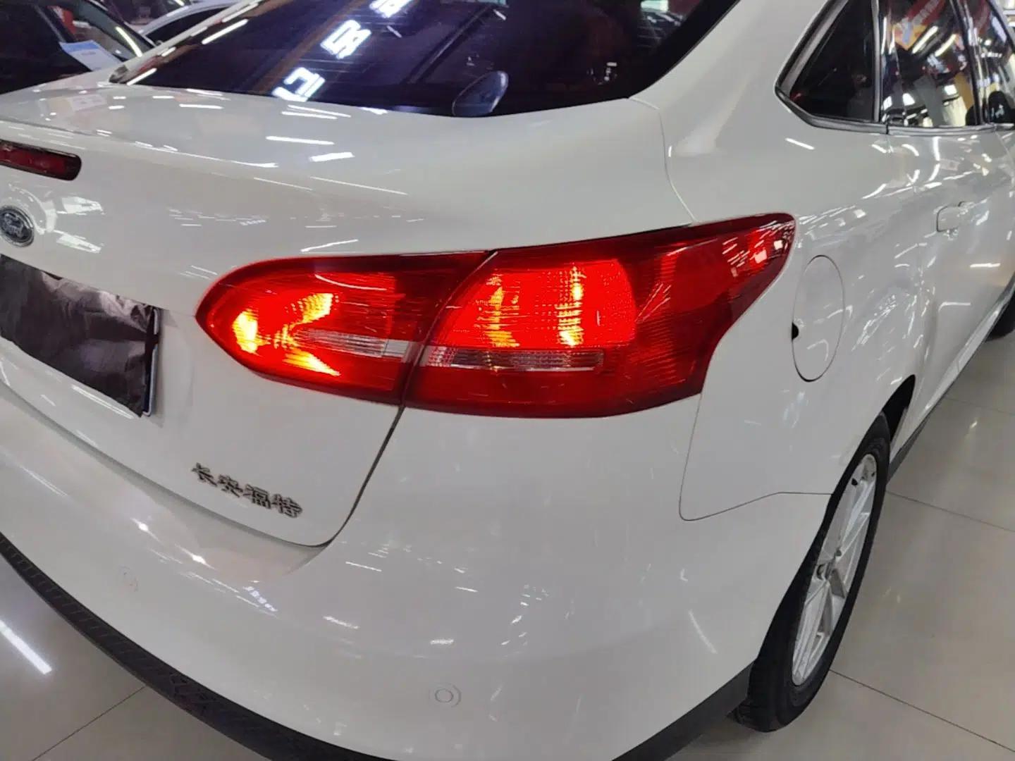 Ford Focus 2017 Sedan 1.6L Automatic Fashion Edition Smart Drive Version — миниатюра 9