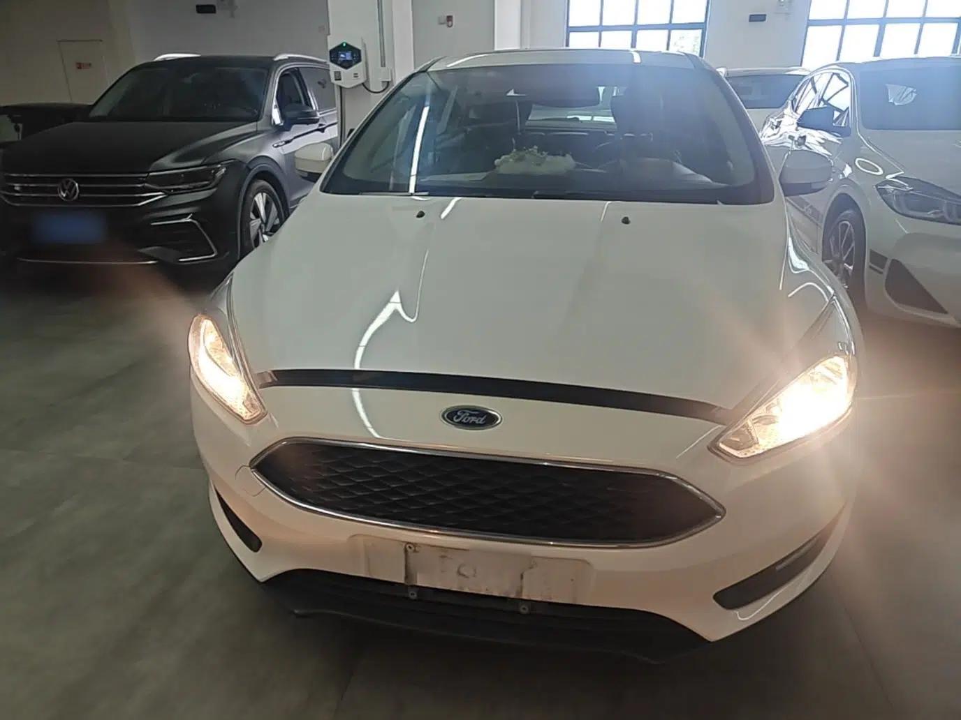 Ford Focus 2018 Hatchback Classic 1.6L Automatic Trendy SmartDrive Edition — миниатюра 2
