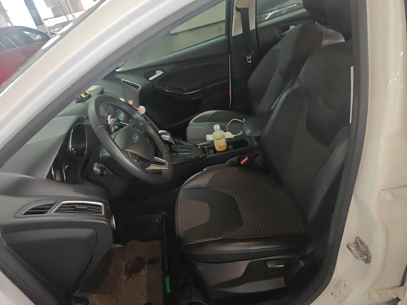 Ford Focus 2018 Hatchback Classic 1.6L Automatic Trendy SmartDrive Edition — миниатюра 17