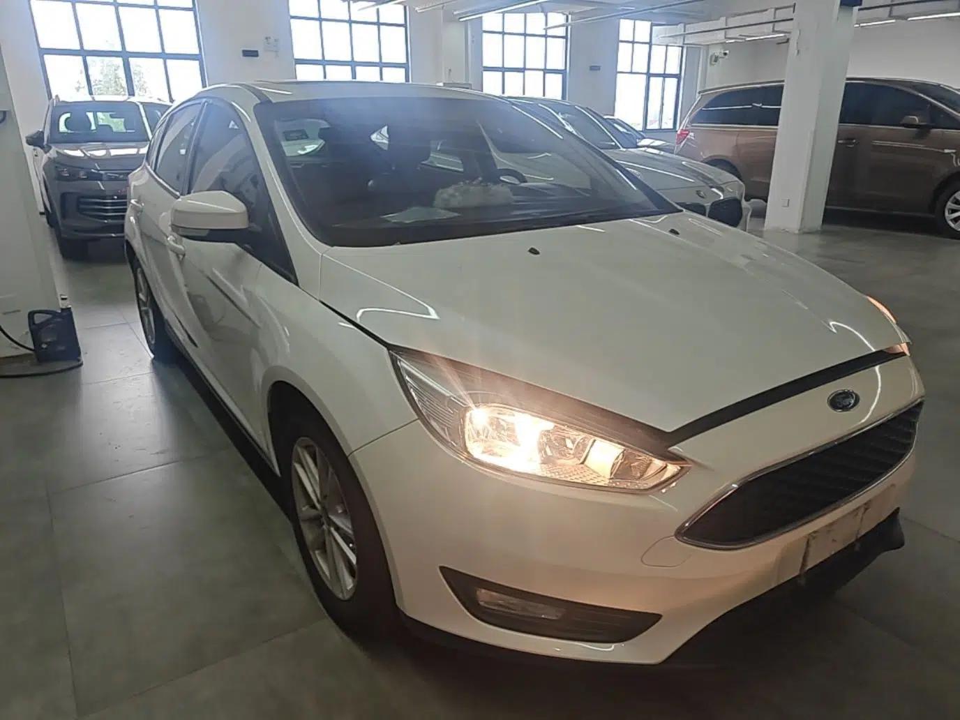 Ford Focus 2018 Hatchback Classic 1.6L Automatic Trendy SmartDrive Edition — миниатюра 3