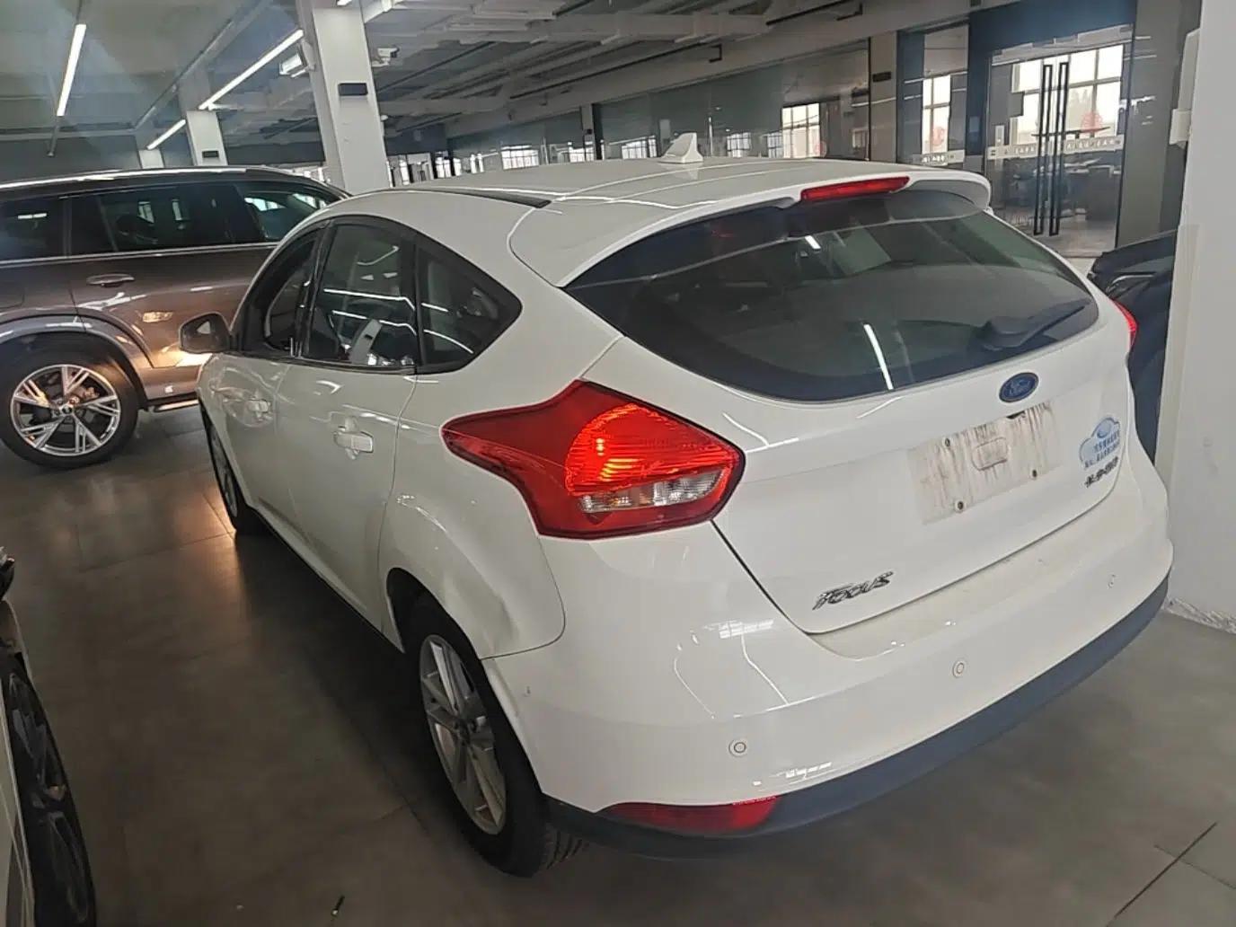 Ford Focus 2018 Hatchback Classic 1.6L Automatic Trendy SmartDrive Edition — миниатюра 4
