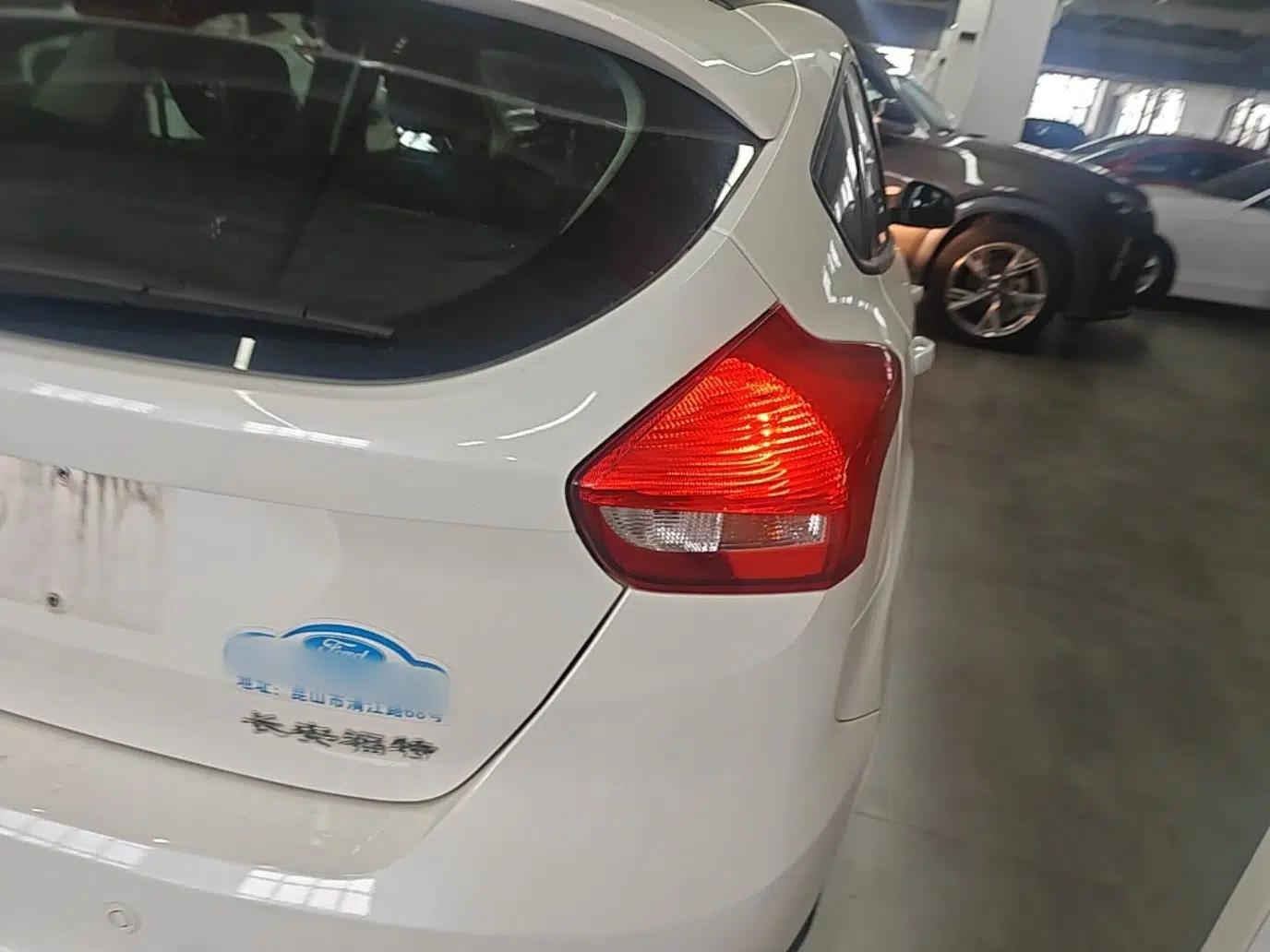 Ford Focus 2018 Hatchback Classic 1.6L Automatic Trendy SmartDrive Edition — миниатюра 9