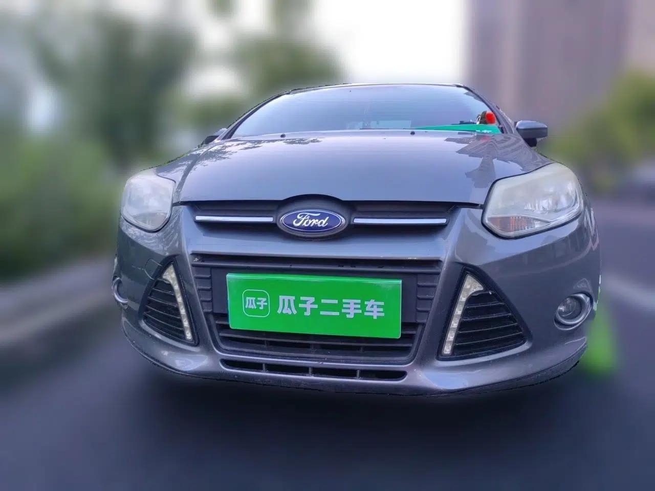 Ford Focus 2012 Sedan 1.6L Automatic Fashion Edition — миниатюра 2