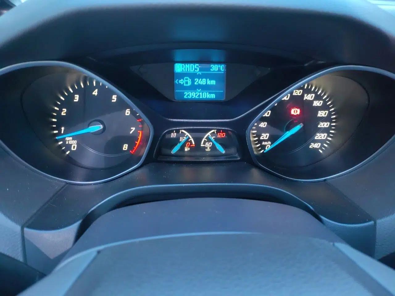 Ford Focus 2012 Sedan 1.6L Automatic Fashion Edition — миниатюра 11