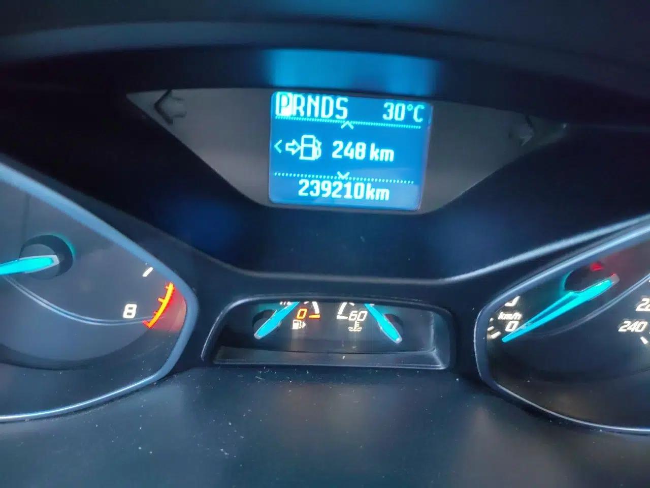 Ford Focus 2012 Sedan 1.6L Automatic Fashion Edition — миниатюра 12
