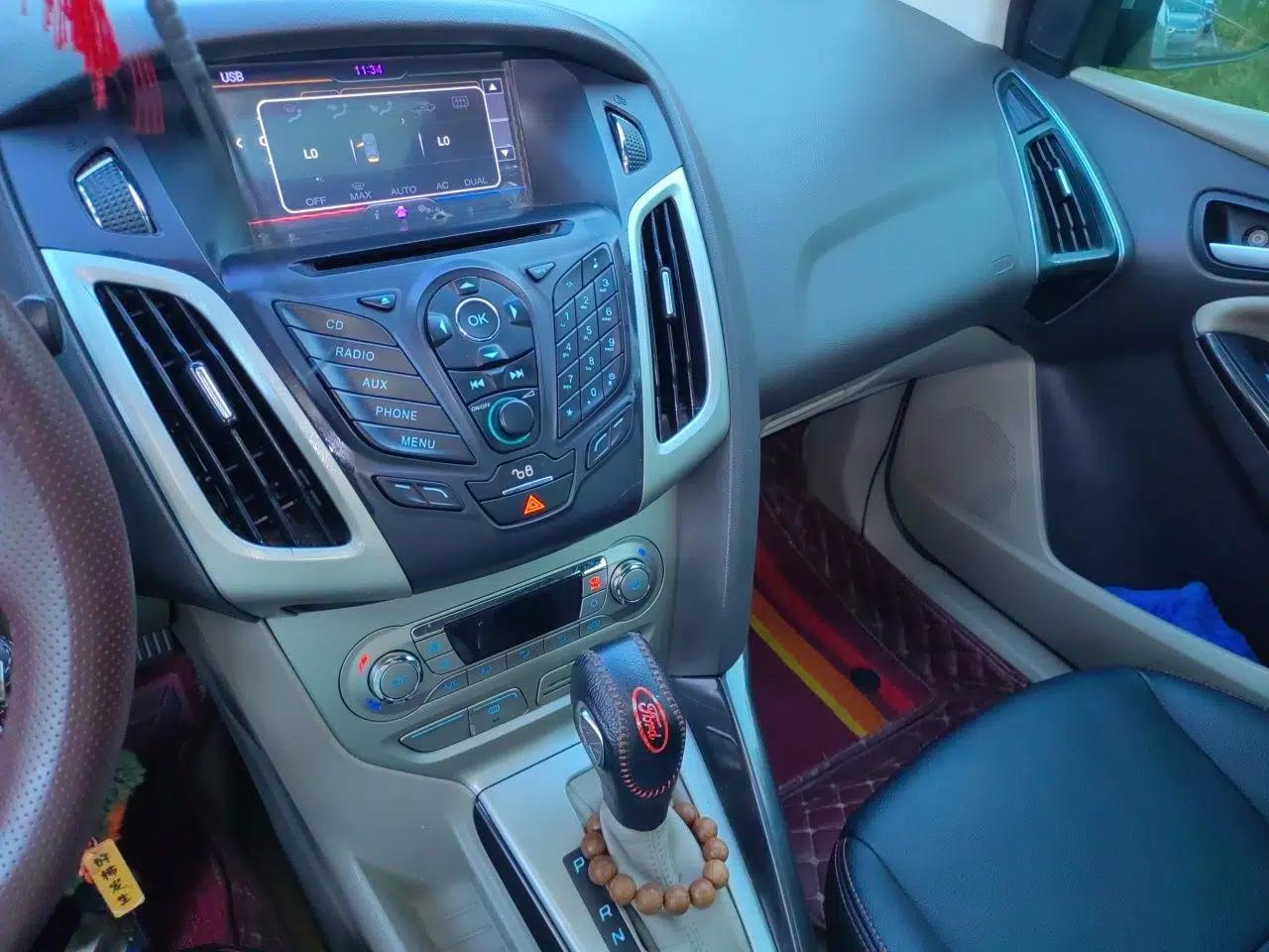Ford Focus 2012 Sedan 1.6L Automatic Fashion Edition — миниатюра 13