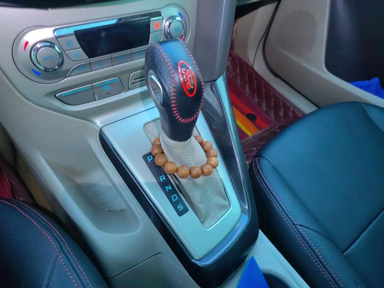 Ford Focus 2012 Sedan 1.6L Automatic Fashion Edition — миниатюра 14