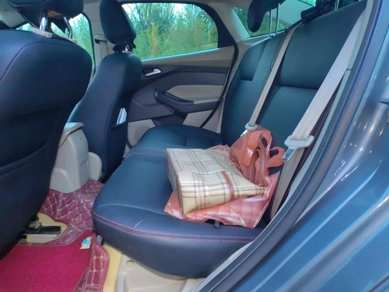 Ford Focus 2012 Sedan 1.6L Automatic Fashion Edition — миниатюра 17