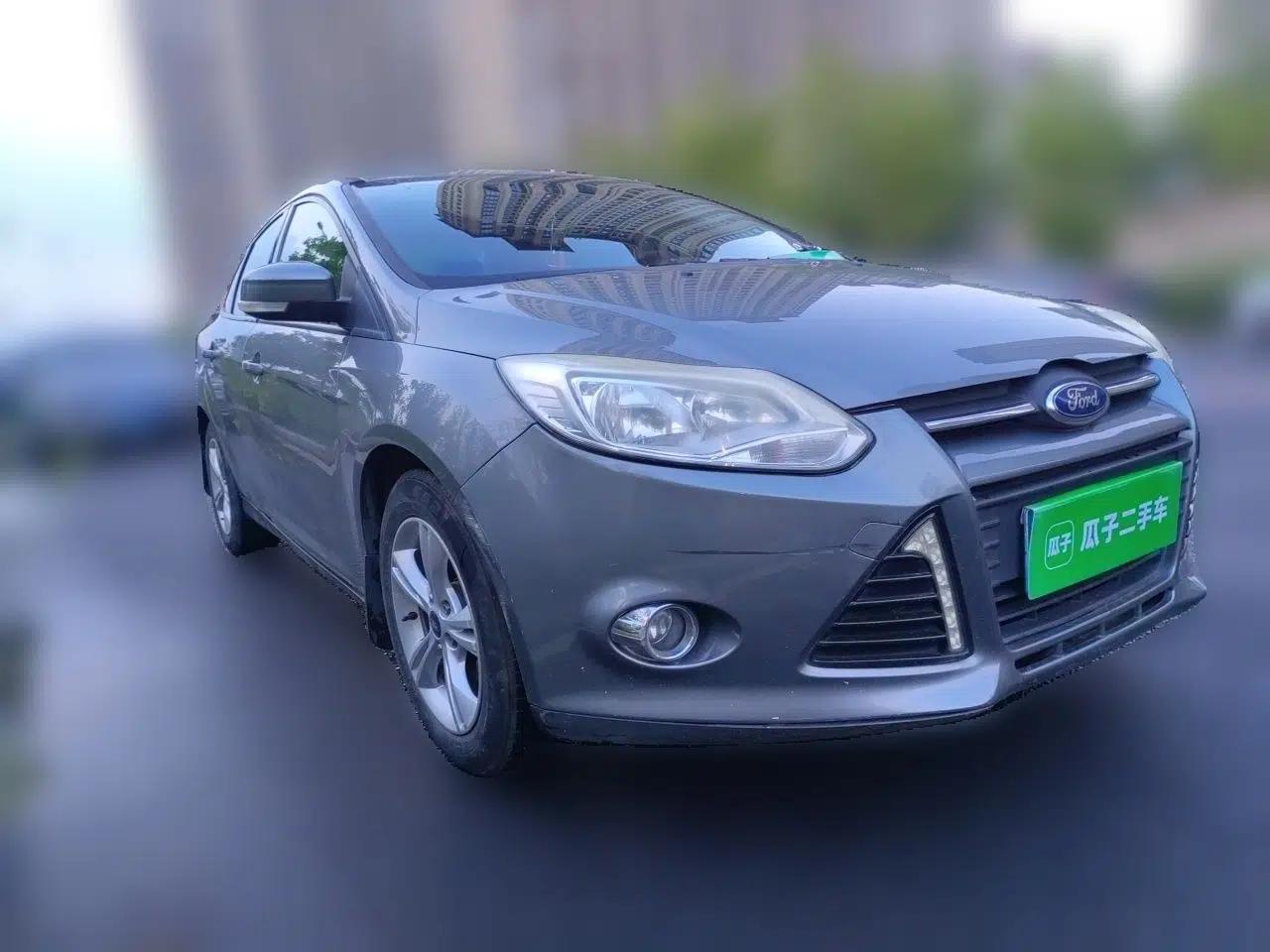 Ford Focus 2012 Sedan 1.6L Automatic Fashion Edition — миниатюра 3
