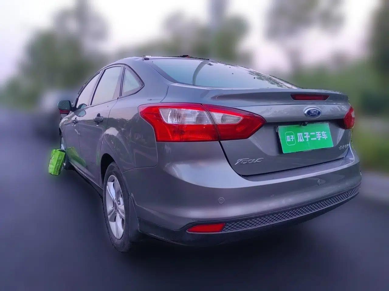 Ford Focus 2012 Sedan 1.6L Automatic Fashion Edition — миниатюра 4