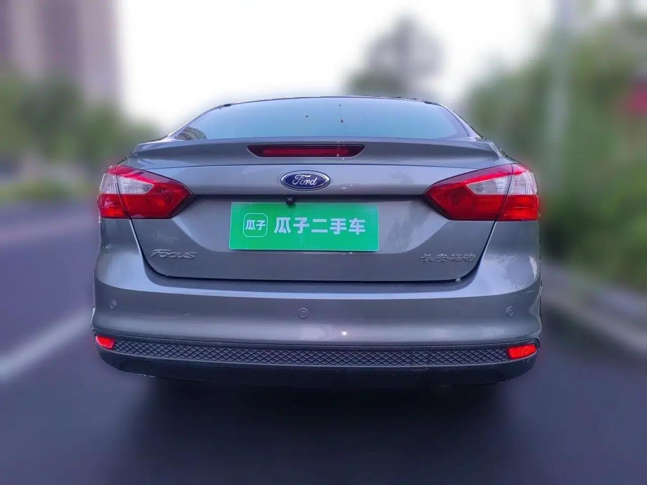 Ford Focus 2012 Sedan 1.6L Automatic Fashion Edition — миниатюра 5