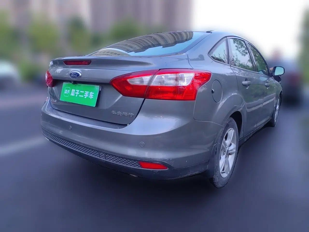 Ford Focus 2012 Sedan 1.6L Automatic Fashion Edition — миниатюра 6