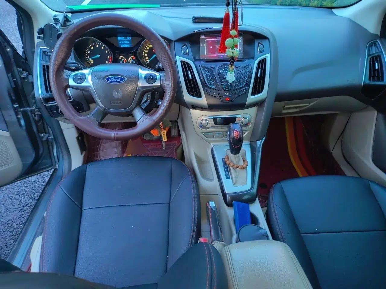 Ford Focus 2012 Sedan 1.6L Automatic Fashion Edition — миниатюра 9