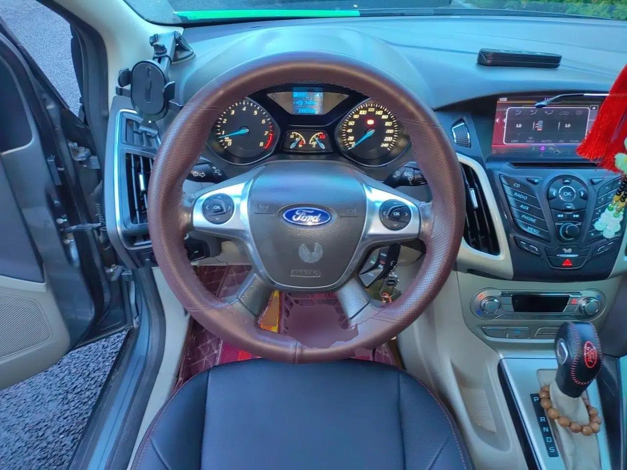 Ford Focus 2012 Sedan 1.6L Automatic Fashion Edition — миниатюра 10
