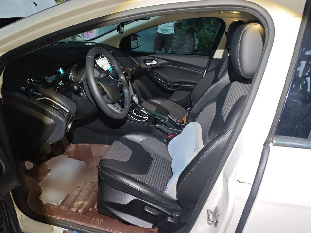 Ford Focus 2018 Sedan Classic EcoBoost 180 Automatic Elite Model — миниатюра 15