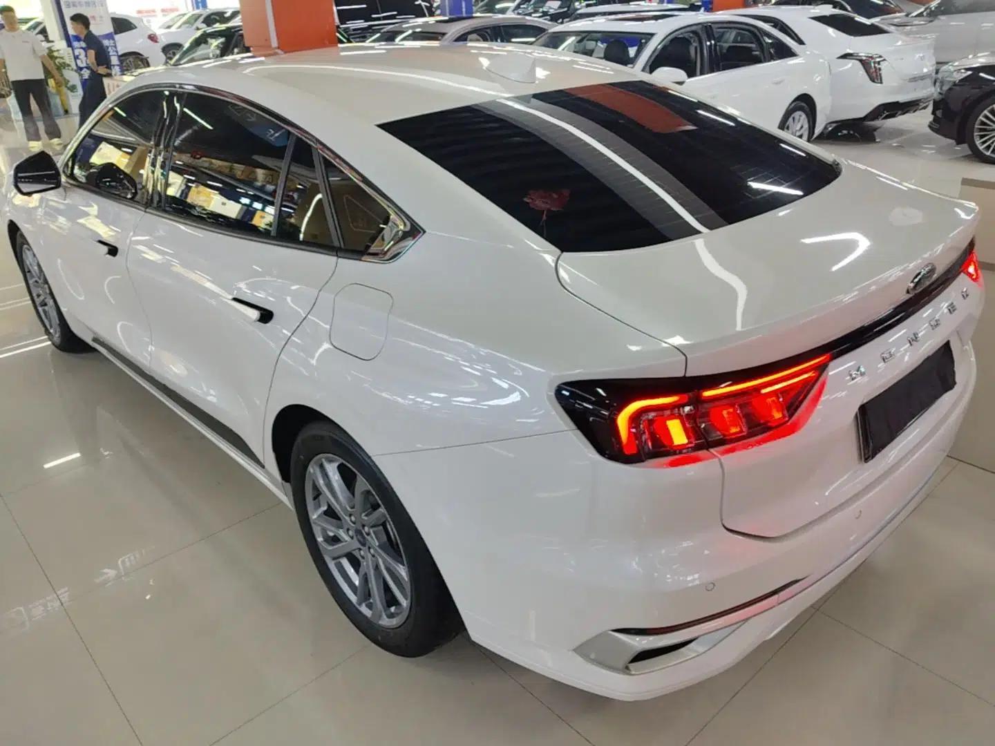 Ford Mondeo 2023 EcoBoost 180 Luxury Model — миниатюра 4