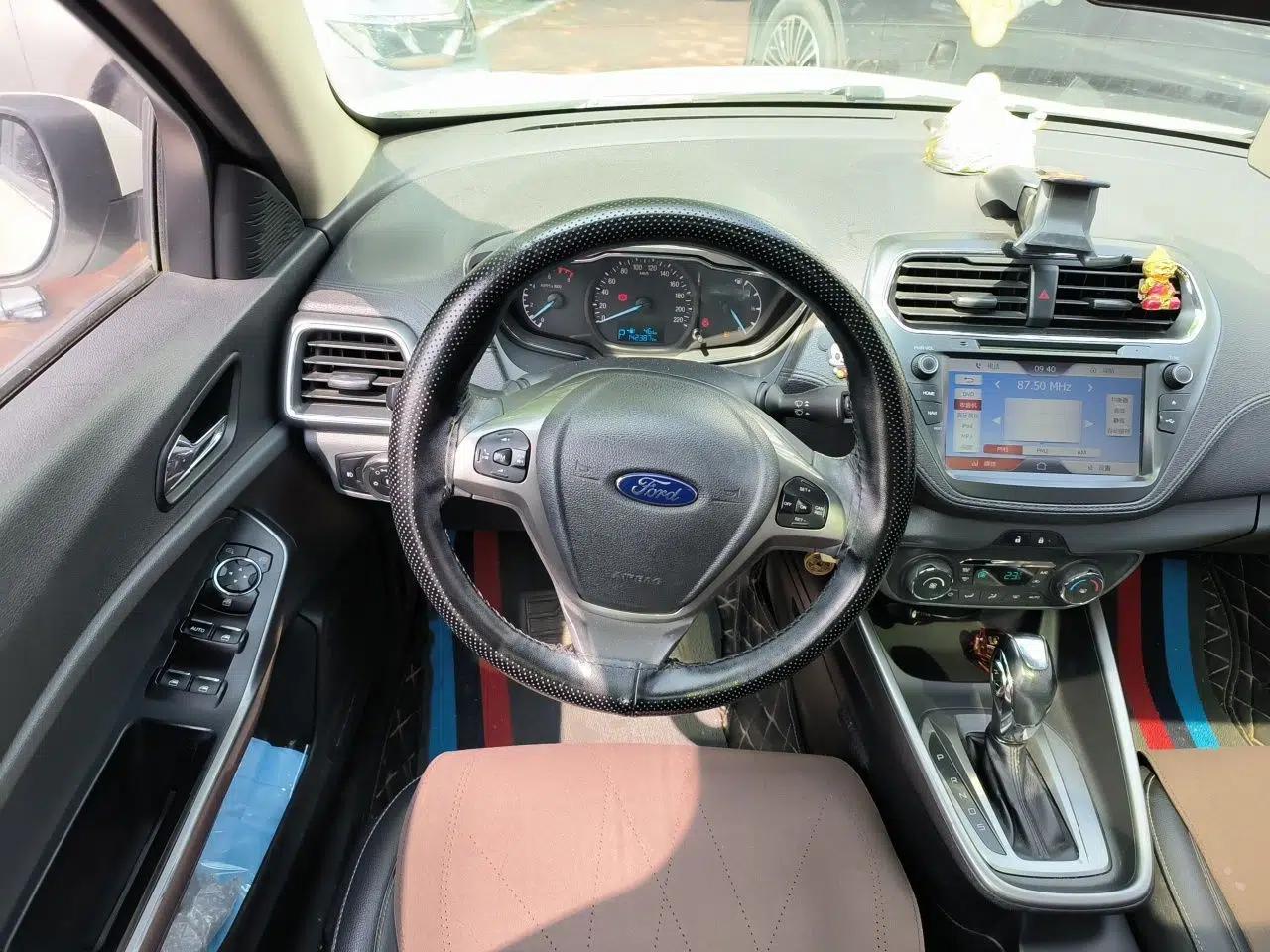 Ford Escort 2015 1.5L Automatic Fashion Model — миниатюра 10