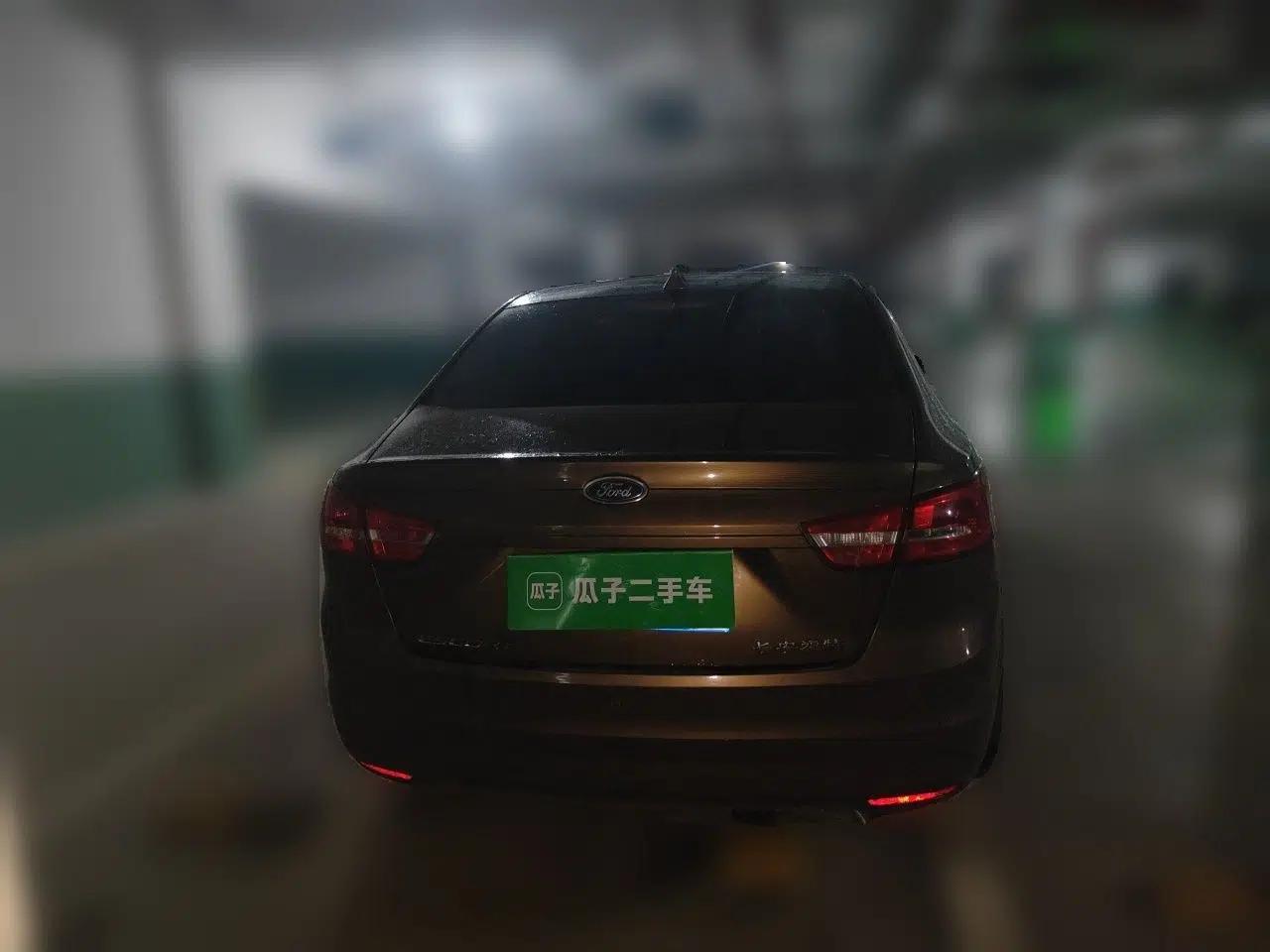 Ford Escort 2015 1.5L Manual Comfort Model — миниатюра 5