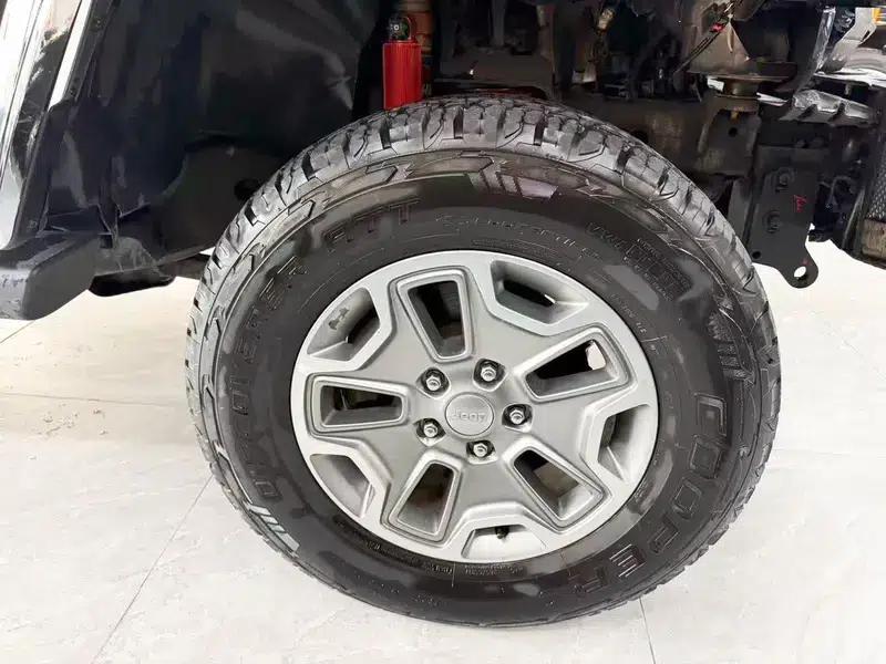 2017 Jeep Wrangler 3.0L Sahara Four-Door Comfort Edition — миниатюра 13