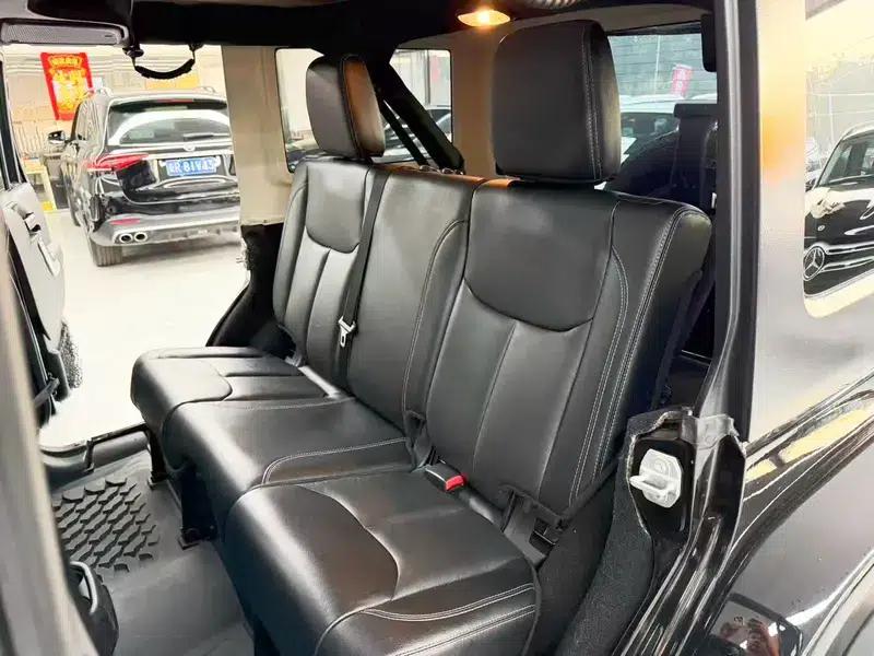 2017 Jeep Wrangler 3.0L Sahara Four-Door Comfort Edition — миниатюра 24