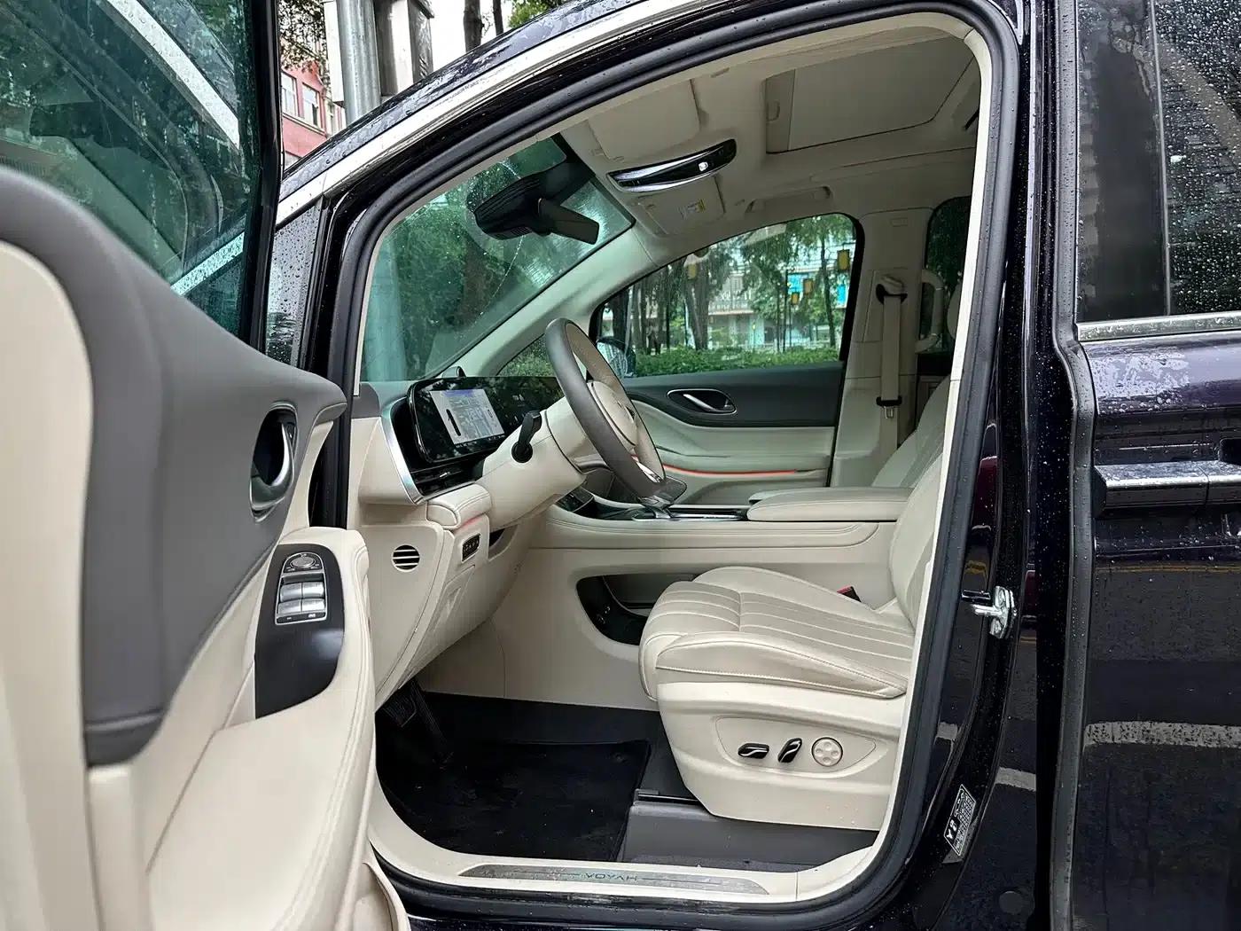 Voyah Dreamer 2024 PHEV Extended Range Premium Edition — миниатюра 2