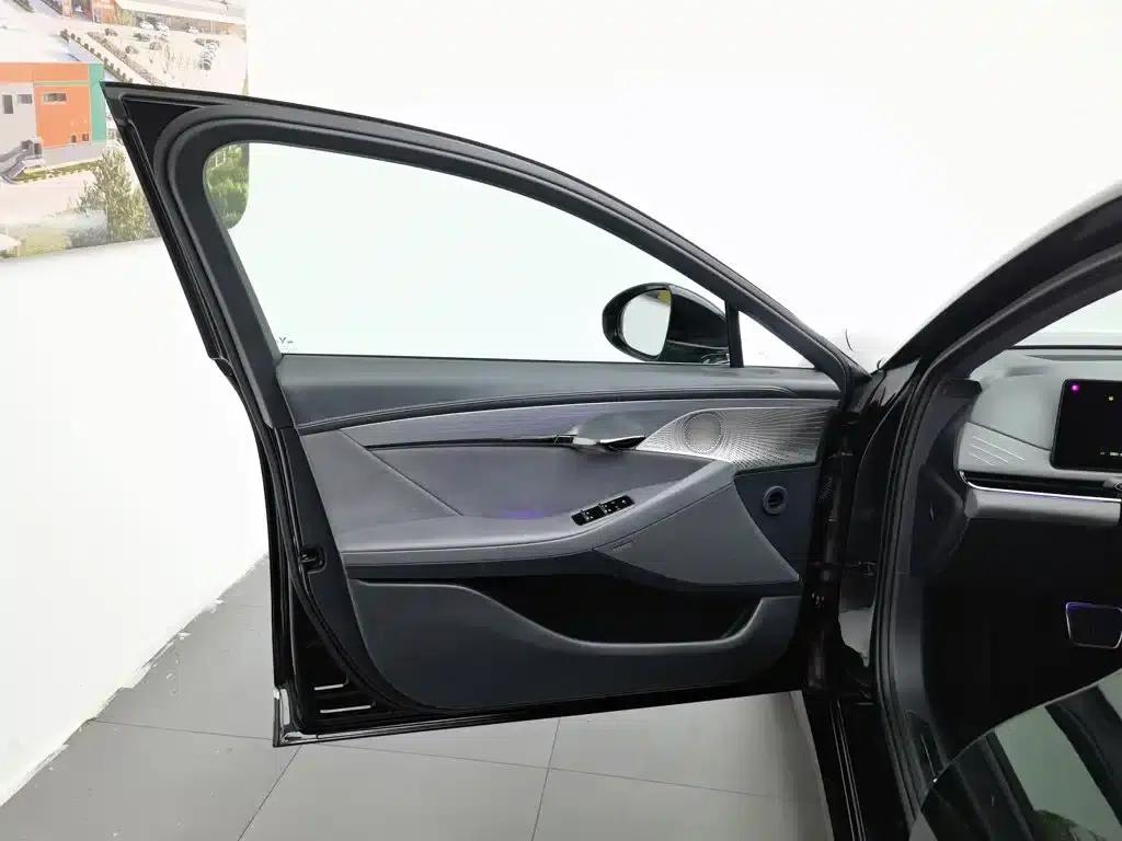 Voyah Chase Light 2024 PHEV AWD Extended Range Executive Edition — миниатюра 8
