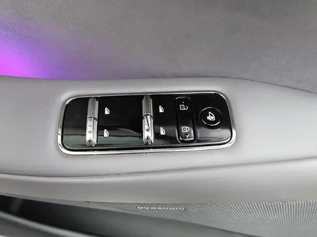 Voyah Chase Light 2024 PHEV AWD Extended Range Executive Edition — миниатюра 9