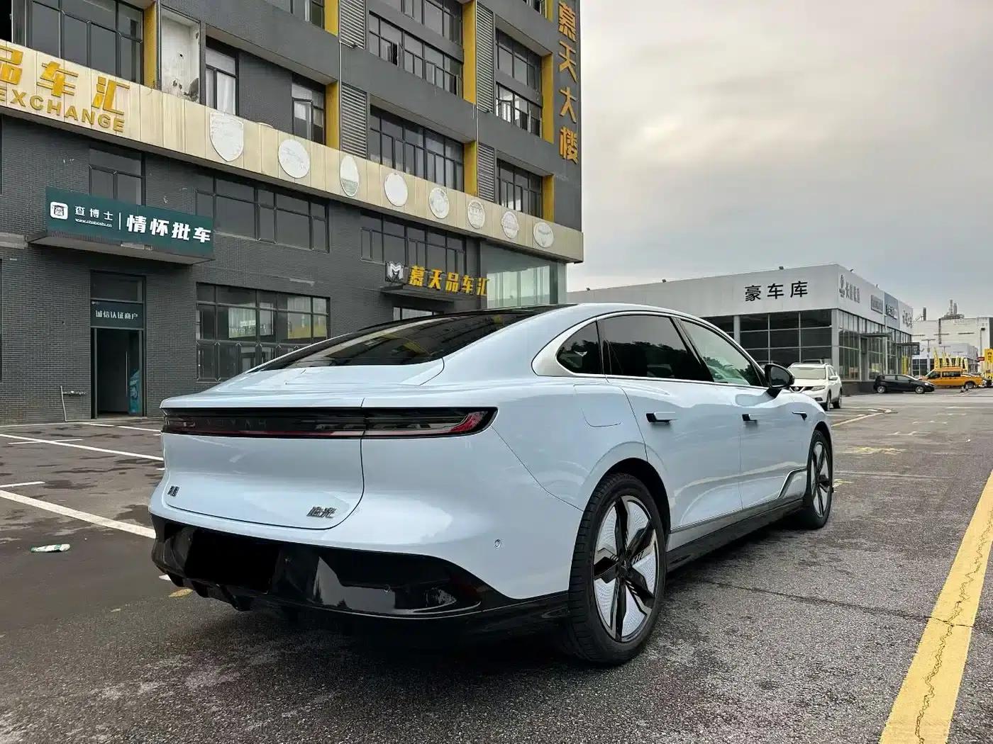 Voyah Chasing Light 2023 AWD Flagship Edition — миниатюра 4