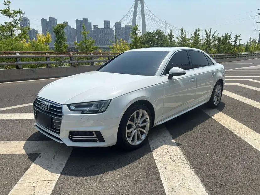 Audi A4L 2018 30th Anniversary Edition 40 TFSI Fashion Model — миниатюра 1