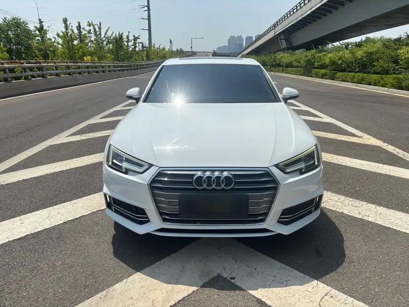 Audi A4L 2018 30th Anniversary Edition 40 TFSI Fashion Model — миниатюра 2