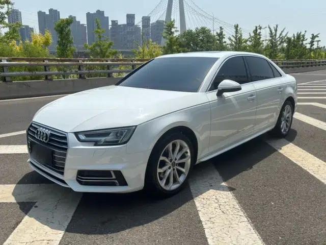Audi A4L 2018 30th Anniversary Edition 40 TFSI Fashion Model