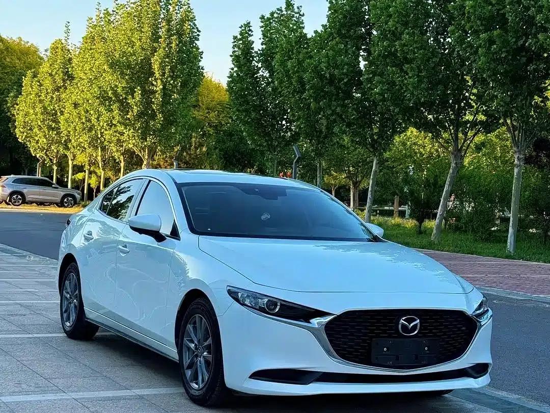 Mazda3 Axela 2020 1.5L Automatic Premium Edition — миниатюра 1