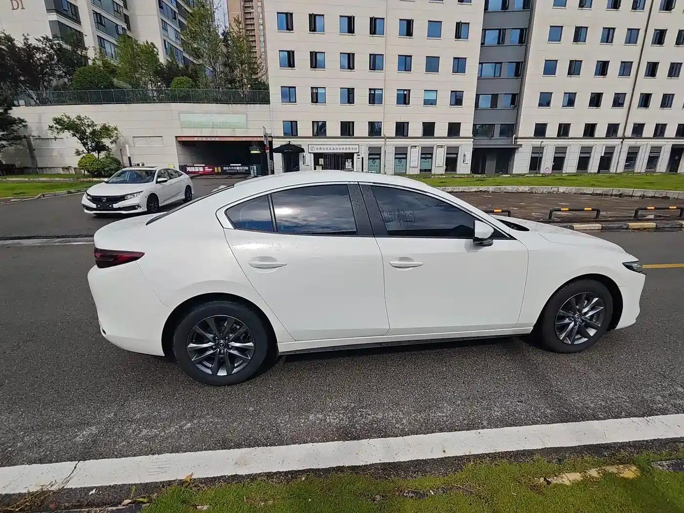 Mazda3 Axela 2021 1.5L Automatic Premium Edition — миниатюра 10
