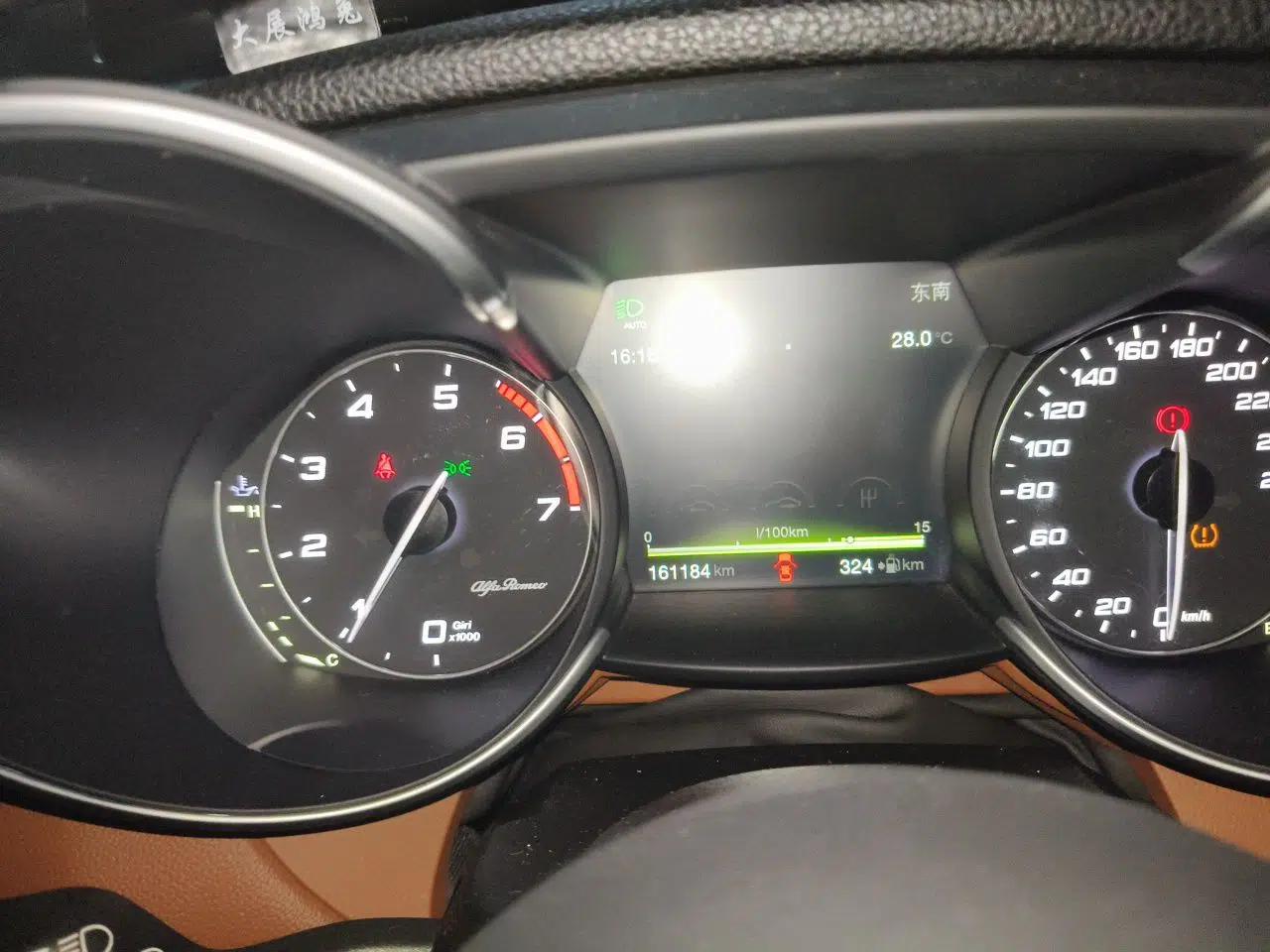 Alfa Romeo Giulia 2017 2.0T 200HP Luxury Edition — миниатюра 11
