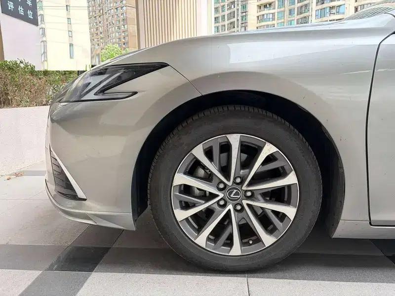 Lexus ES 2025 300h Premium Edition — миниатюра 9