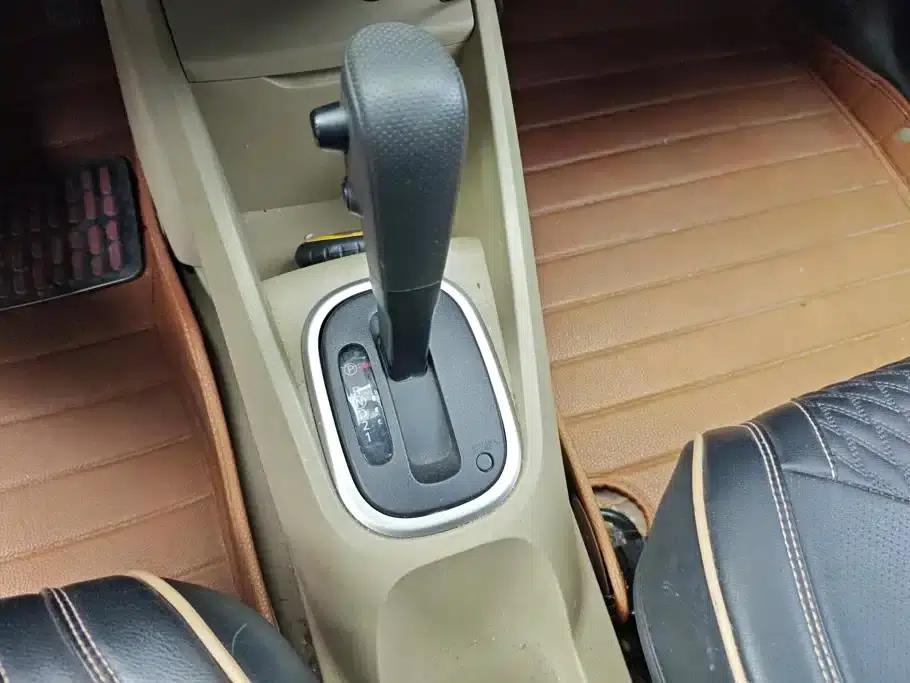 Venucia R50 2013 1.6L Automatic Fashion Edition — миниатюра 16