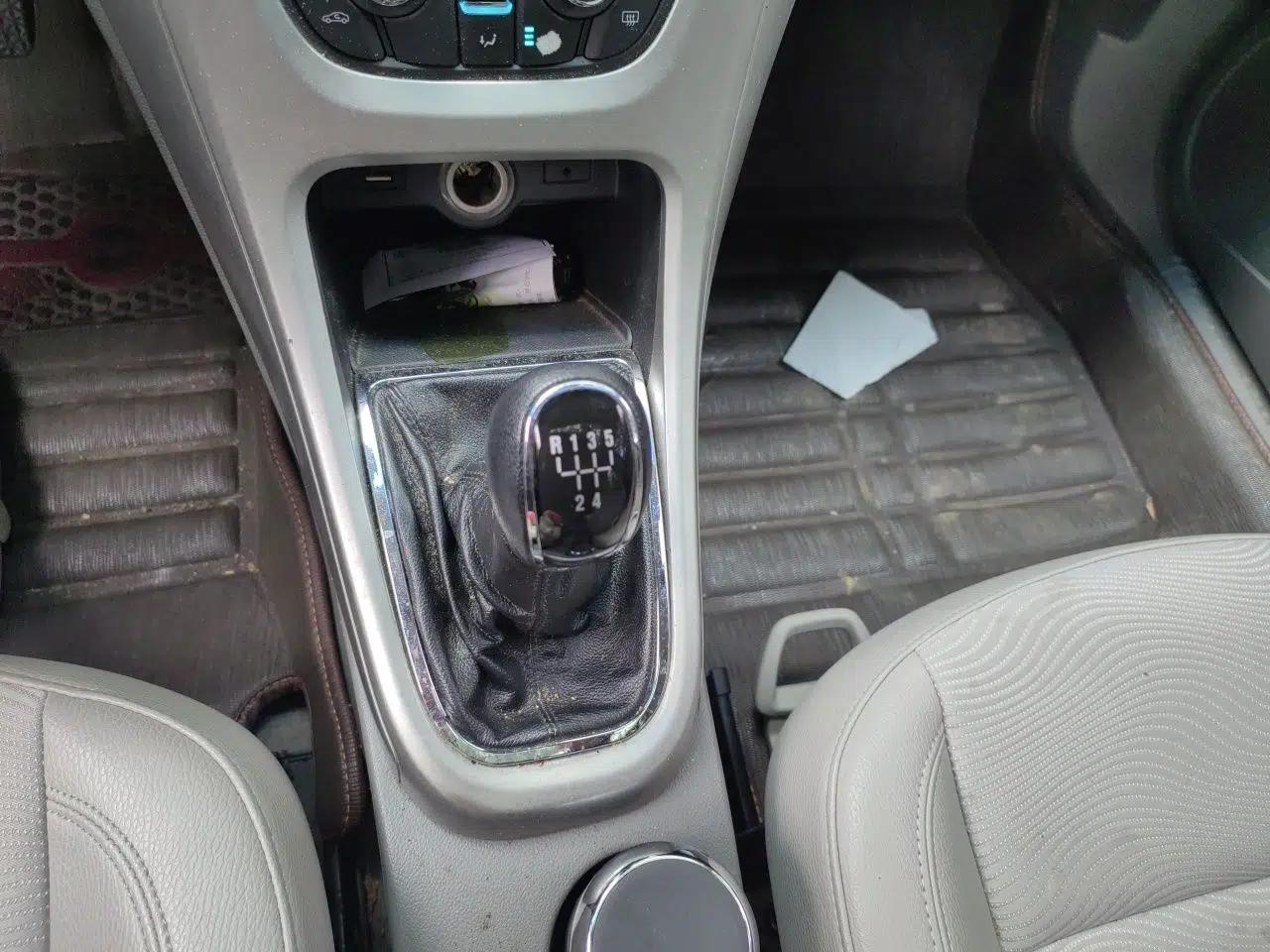 Buick GT 2012 XT 1.6L Manual Entry-Level Model — миниатюра 14