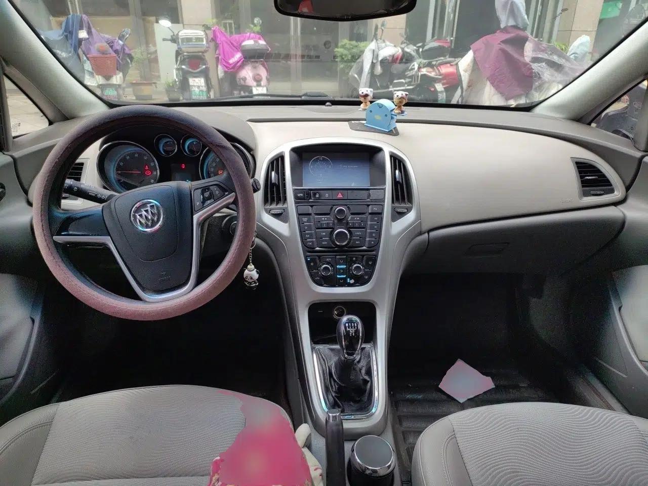 Buick GT 2012 XT 1.6L Manual Entry-Level Model — миниатюра 9