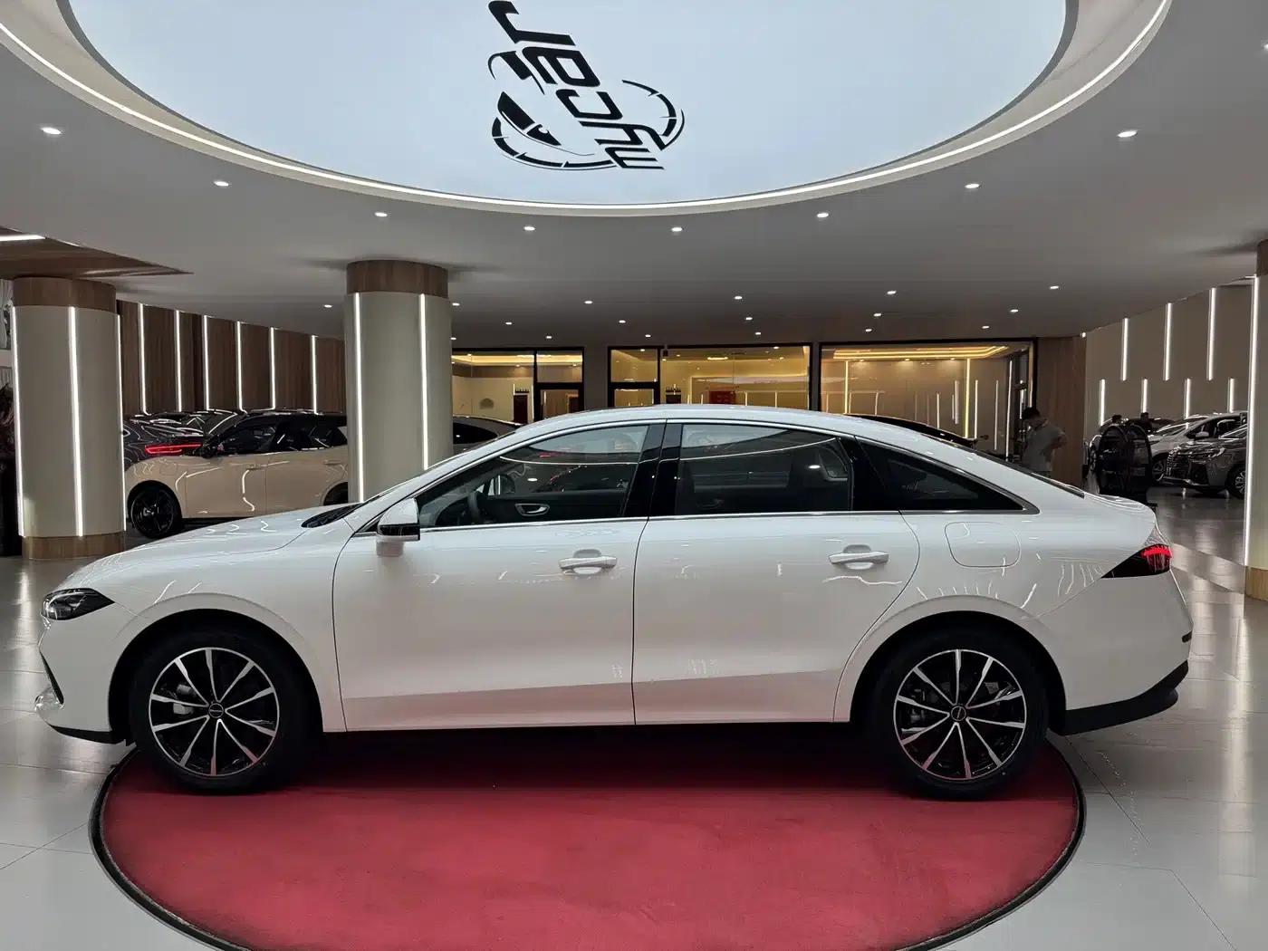 Roewe D7 2023 DMH 125km Super Edition — миниатюра 8