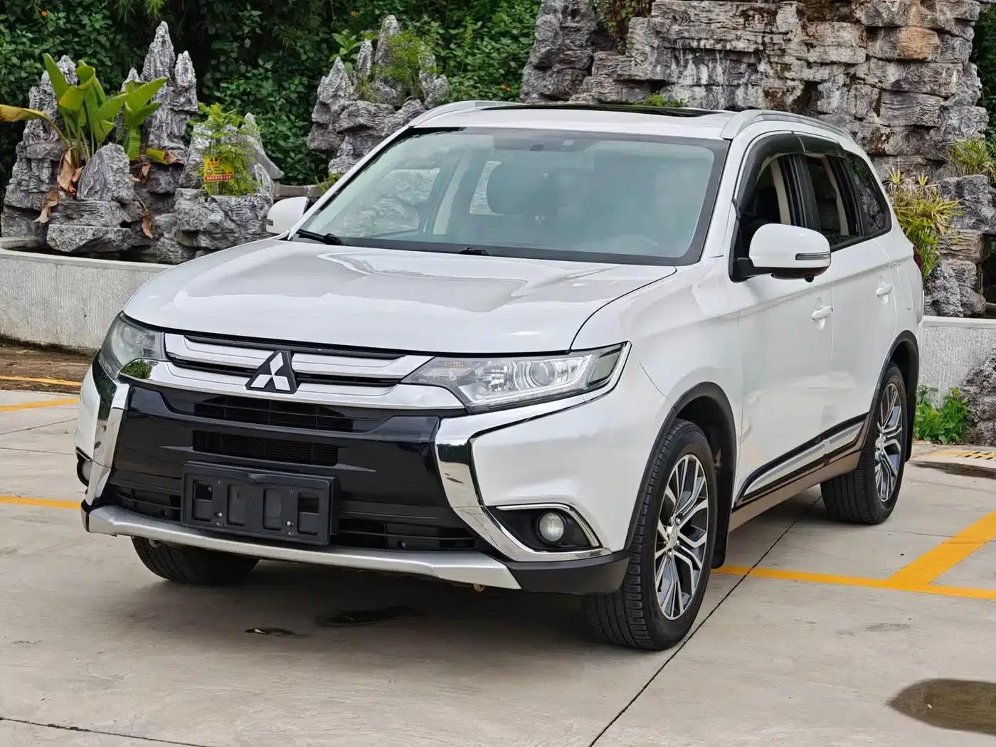 Outlander 2018 2.0L 2WD Glory Edition 5-seater — миниатюра 1