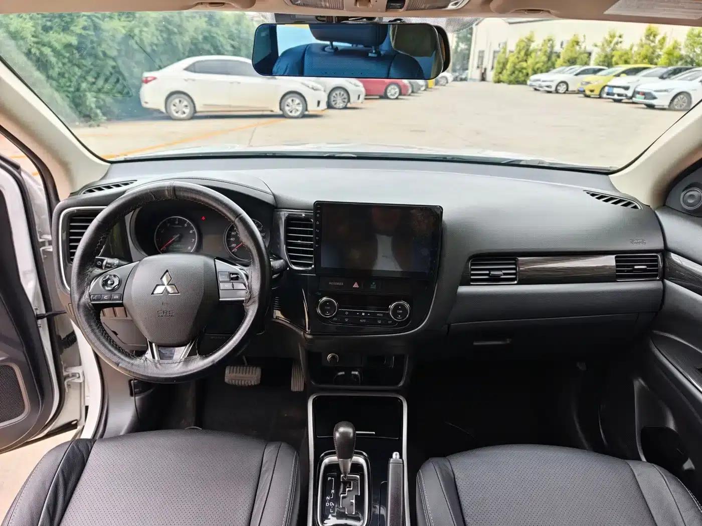 Outlander 2018 2.0L 2WD Glory Edition 5-seater — миниатюра 16