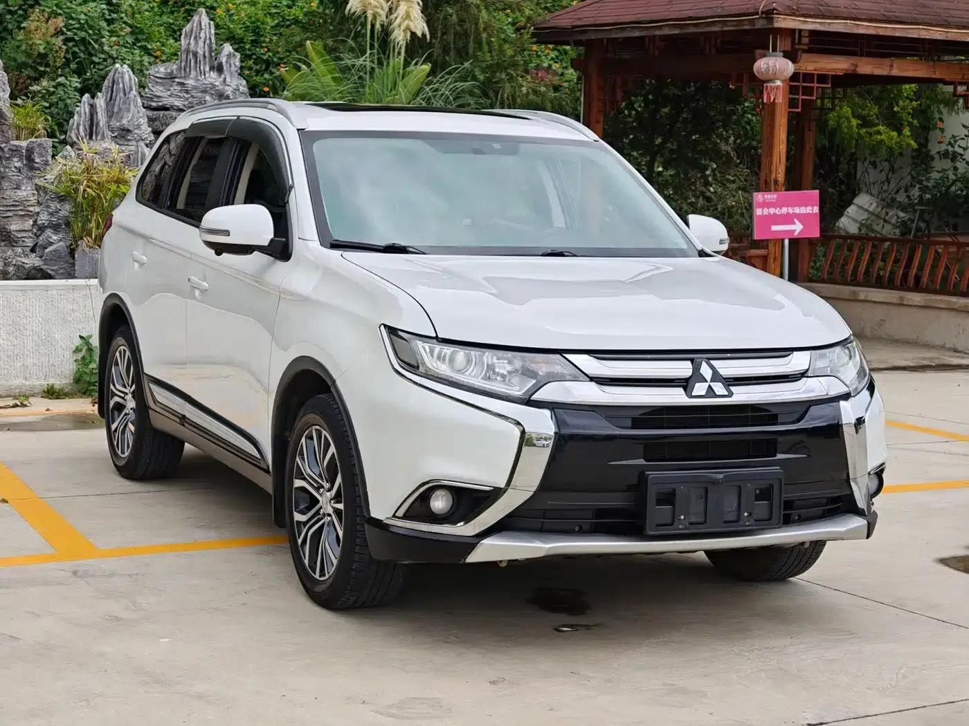Outlander 2018 2.0L 2WD Glory Edition 5-seater — миниатюра 3